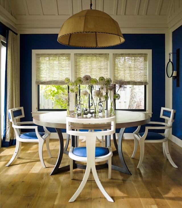 salle-manger-style-marin-bleu-blanc-table-ronde-chaises