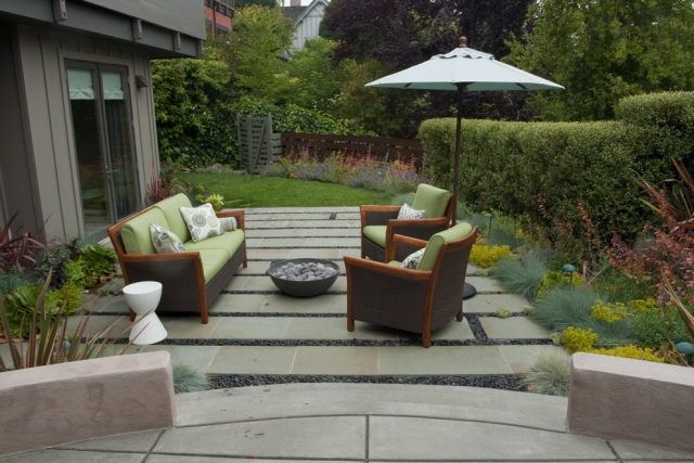 salon-jardin-confortable-canapé-fauteuils-rotin-coussins-verts-blancs-parasol