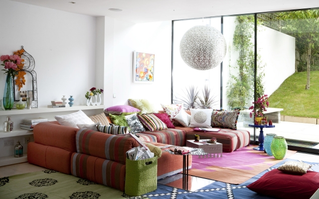 salon maison contemporaine canapé-coussins-multicolores