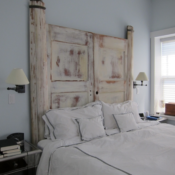 tête de lit ancienne porte peinte chambre-scandinave