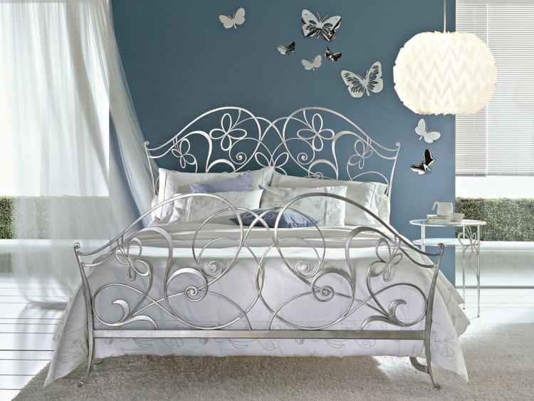 tête-lit-origianle-fer-forgé-argenté-peinture-bleue-papillons-papier-suspension