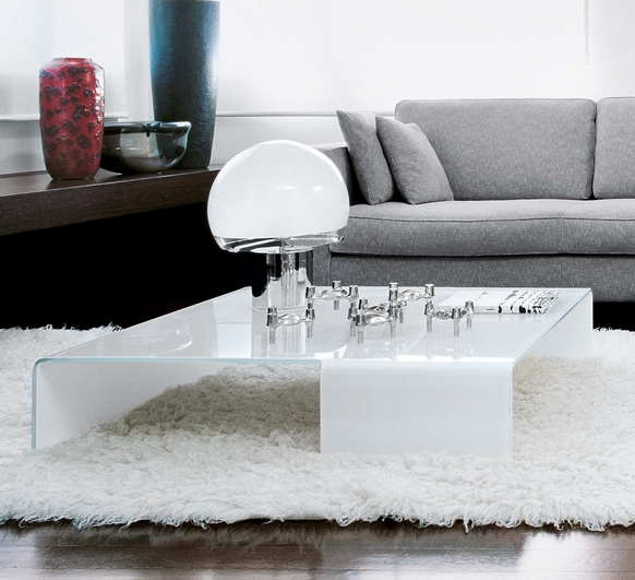 table-basse-blanche-verre-salon-moderne-tapis