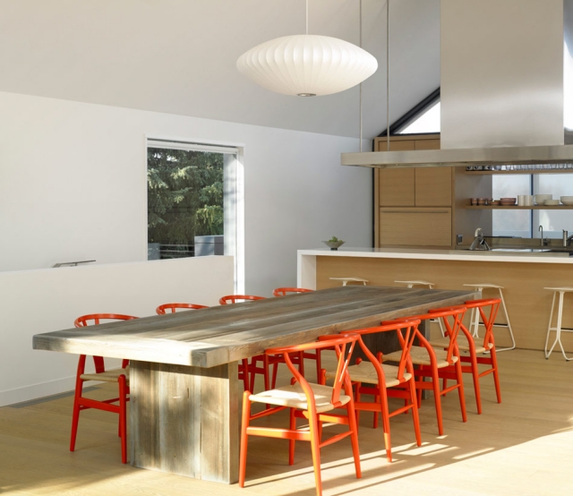 table-manger-bois-massif-chaises-oranges-studio-moderne