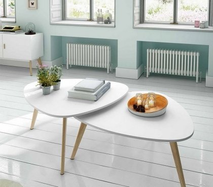tables basses modernes -triangulaires-blanches-pieds-bois