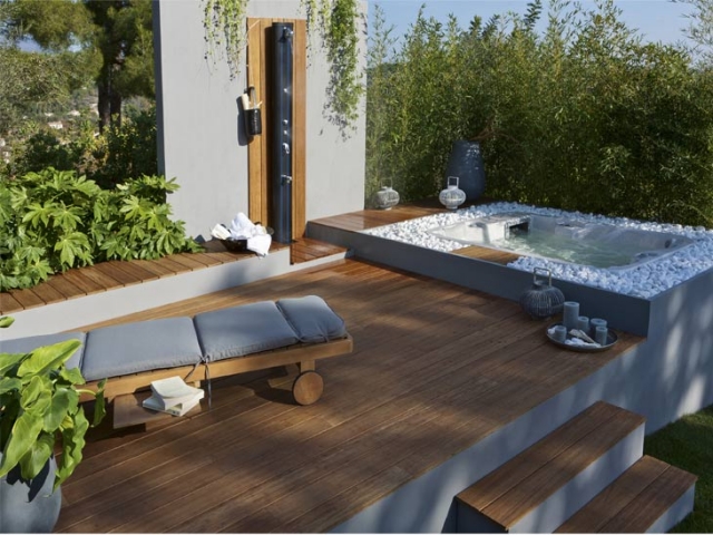 аménagement-de-terrasse-idée-originale-chaises-longues-bois