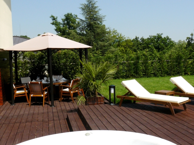 аménagement-de-terrasse-idée-originale-chaises-longues-palmier-parasol