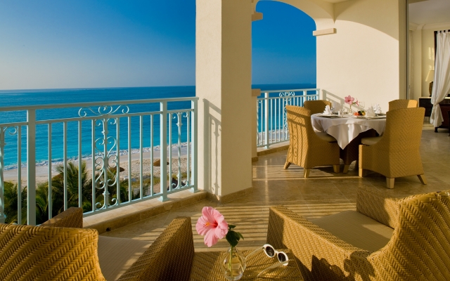 аménagement-de-terrasse-idée-originale-parapet-métail-table-chaises