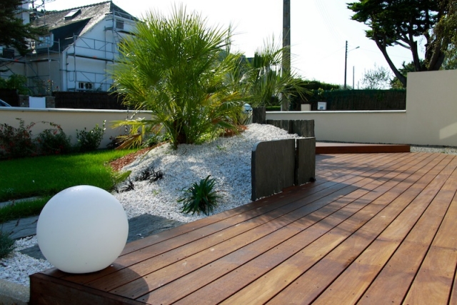 Style luxe lors aménagement de terrasse et jardin moderne