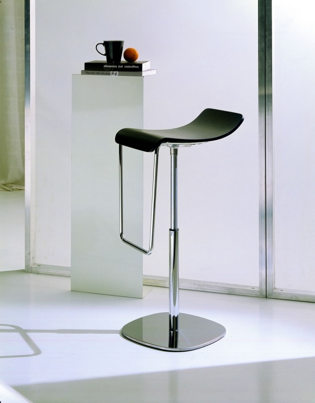 25-beaux-designs-tabouret-cuisine-élégant-noir-assise-base-métallique