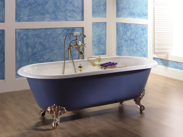 25-idées-baignoire-ancienne-atmosphère-élégante-bleu-blanc-pieds-or-robinetterie-ancienne baignoire ancienne