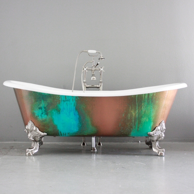 25-idées-baignoire-ancienne-atmosphère-élégante-fonte-émaillée-blanc-couleurs-pieds-argentés-robinetterie-murale