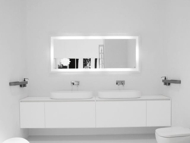 25-idées-magnifiques-salle-bains-miroir-design-rectangulaire-élégant-éclairage-intégré-Antonio-Lupi-Design