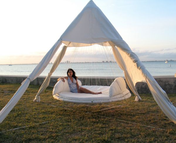 29-lits-suspendus-design-unique-blanc-jardin-tente