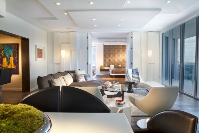 Plafond moderne dans la chambre à coucher et le salon