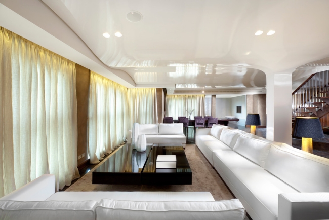33-idées-plafond-moderne-design-élégant-blanc-brillant-tendu plafond moderne