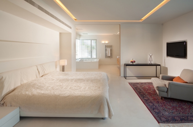33-idées-plafond-moderne-design-élégant-chambre-à coucher-blanc-suspendu-spots-led-encastrés