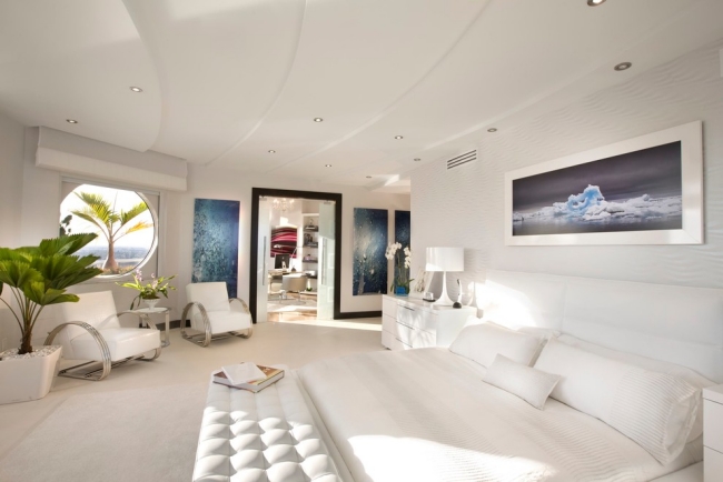 33-idées-plafond-moderne-design-élégant-tendu-blanc-moderne-spots-led plafond moderne