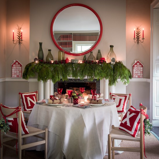 35-idées-déco-table-Noël-accents-rouges-miroir-rond-bougies-rouges-branches-sapin-vertes