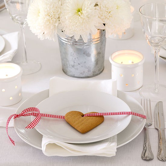 35-idées-déco-table-Noël-assiettes-blanches-élégantes-fleurs-blanches-biscuit-coeur