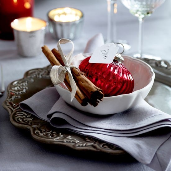 35-idées-déco-table-Noël-boule-rouge-verre-bâtons-cannelle-ruban-blanc