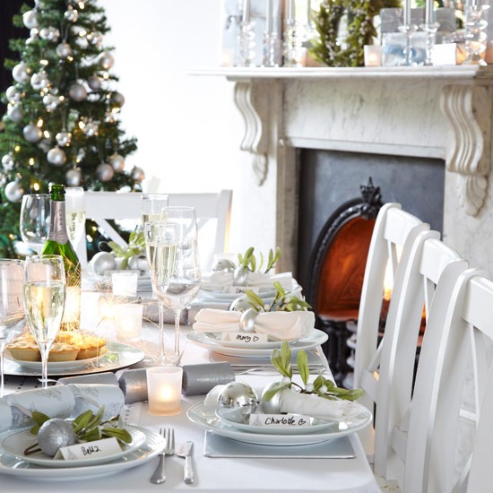 35-idées-déco-table-Noël-boules-argentées-cartes-noms-bougies-nappe-blanche-sapin-boules-argentées