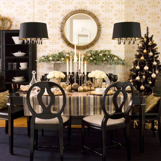 35-idées-déco-table-Noël-boules-argent-or-chandeliers-élégants-nappe-rayures-miroir