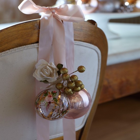 35-idées-déco-table-Noël-boules-roses-ruban-rose-chaise-bois
