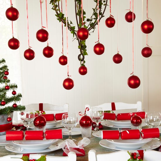 35-idées-déco-table-Noël-boules-rouges-suspendues-bonbons-pétillants