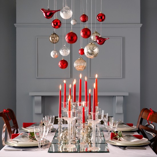 35-idées-déco-table-Noël-boules-verre-rouges-dorées-suspendues-bougies-rouges