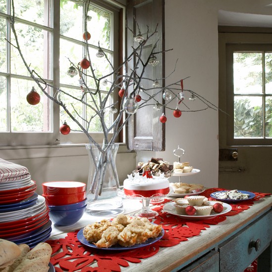 déco de table pour Noël 35-idées-déco-table-Noël-chemin-table-rouge-branches-argentées-boules-rouge-verre