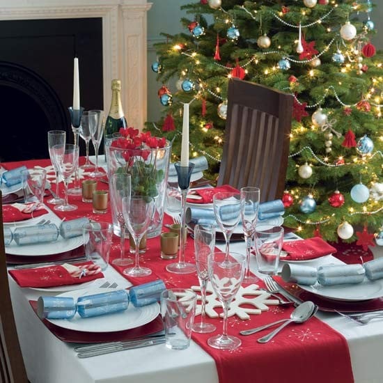 déco de table pour Noël 35-idées-déco-table-Noël-chemin-table-rouge-nappe-blanche-sapin-grand-petits-cadeaux