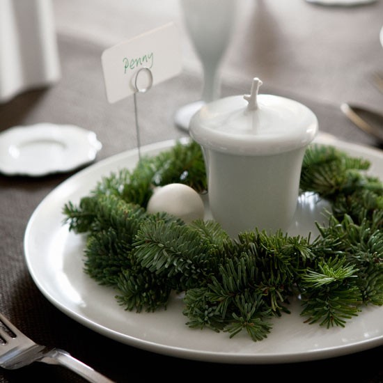 35-idées-déco-table-Noël-couronne-branches-sapin-bougie-blanche déco de table pour Noël