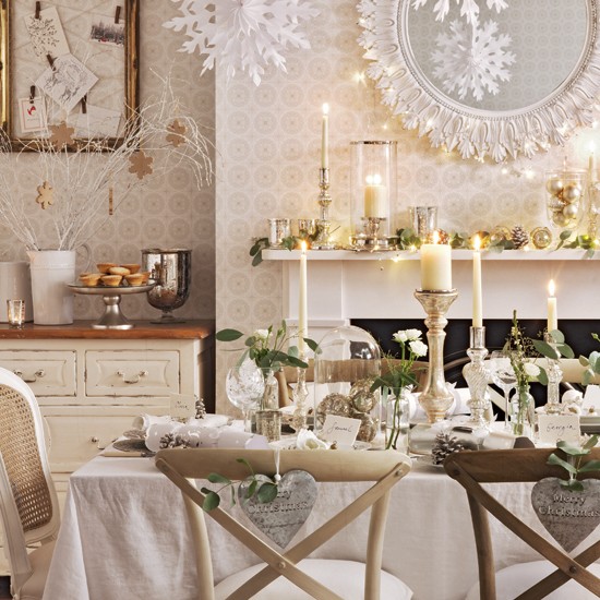 déco de table pour Noël 35-idées-déco-table-Noël-flacon-neige-papier-bougeoirs-argentés-bougies-boules-pommes-pin-argentées déco de table pour Noël