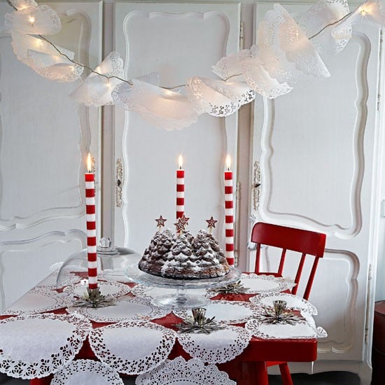 déco de table pour Noël 35-idées-déco-table-Noël-guirlande-lumineuse-napperons-papier-dentelle déco de table pour Noël