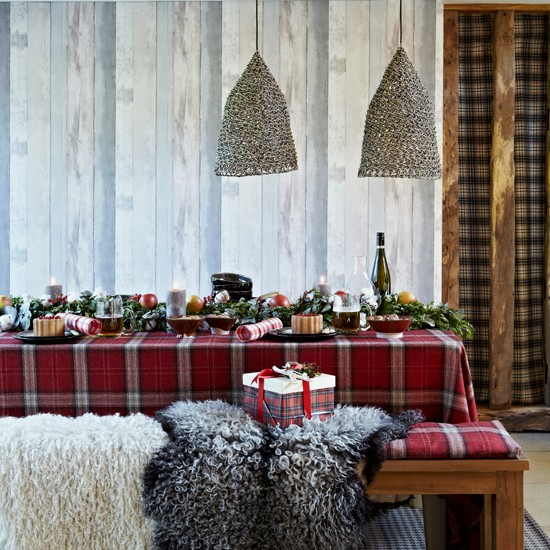 35-idées-déco-table-Noël-nappe-carreaux-rouge-blanc-branches-vertes déco de table pour Noël