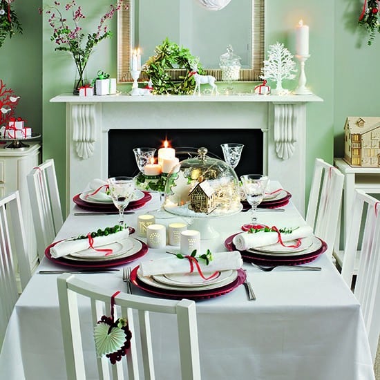 35-idées-déco-table-Noël-nappe-housses-chaises-blanches-serviettes-rouges-bougies-figures-blanches déco de table pour Noël
