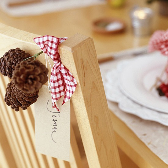 35-idées-déco-table-Noël-pommes-pin-ruban-carreaux-rouge-blanc déco de table pour Noël