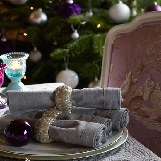 35-idées-déco-table-Noël-ronds-serviettes-dorés-boule-lilas déco de table pour Noël