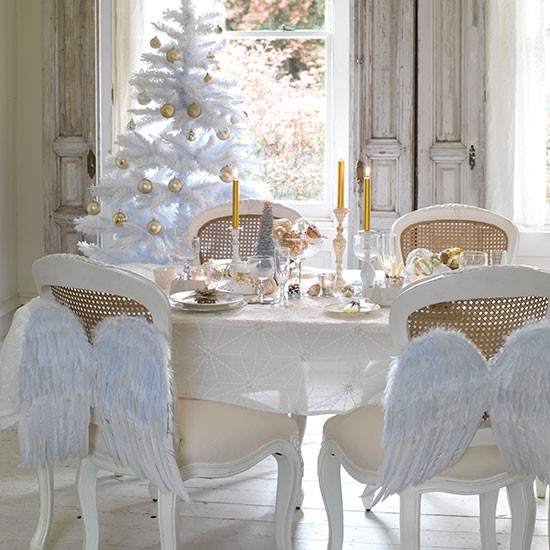 35-idées-déco-table-Noël-sapin-blanc-boules-dorées-ailes-ange déco de table pour Noël