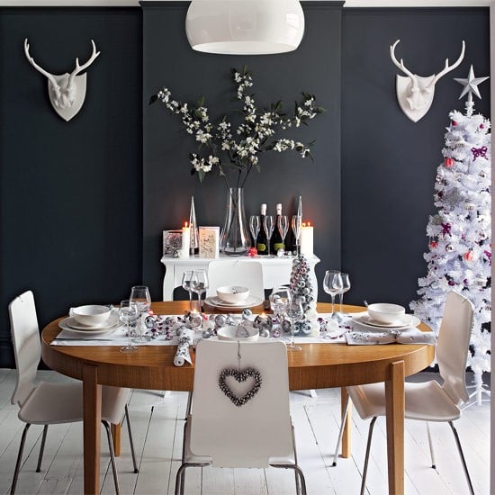 35-idées-déco-table-Noël-sapin-blanc-décoré-chemin-table-boules-argentées-coeur-décoratif