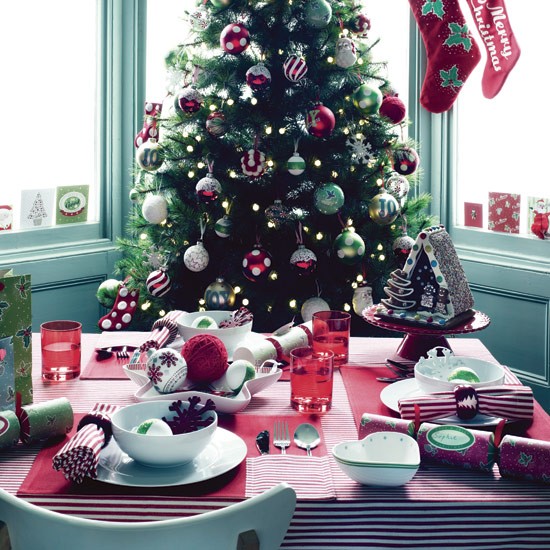 déco de table pour Noël 35-idées-déco-table-Noël-sapin-décoré-boules-verre-nappe-rayures-blanc-rouge