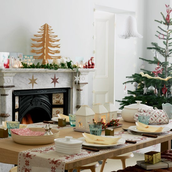 35-idées-déco-table-Noël-sapin-papier-cheminée-étoiles-décoratives-lanternes-blanches
