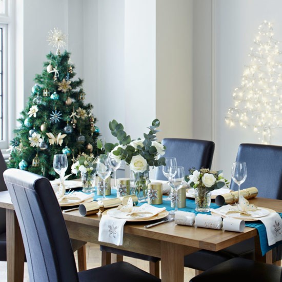 35-idées-déco-table-Noël-sapin-vert-décoré-roses-blanches-chemin-table-bleu-serviettes-blanches