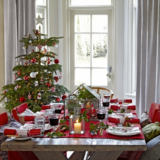 35-idées-déco-table-Noël-sapin-vert-nappe-rouge-houx-bougies-lanternes