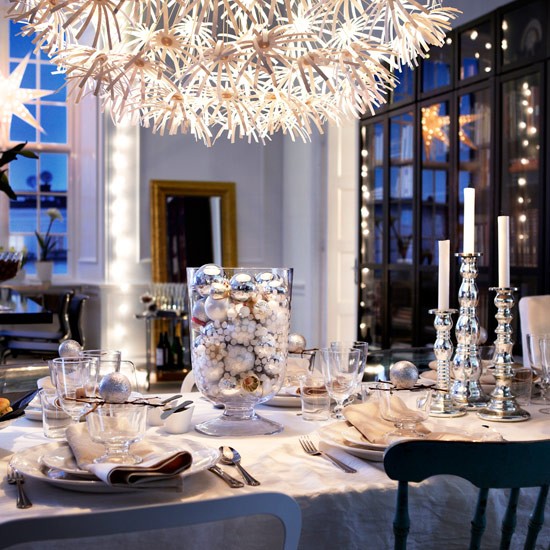 déco de table pour Noël 35-idées-déco-table-Noël-vase-crystal-boules-argentées-chandeliers-argentés-lustre-blanc-papier