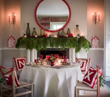 35-idées-déco-table-Noël-accents-rouges-miroir-rond-bougies-rouges-branches-sapin-vertes