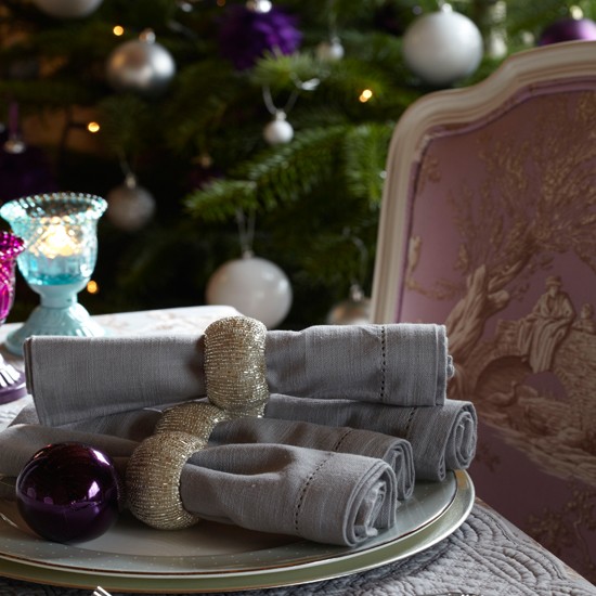 35-idées-déco-table-Noël-ronds-serviettes-dorés-boule-lilas