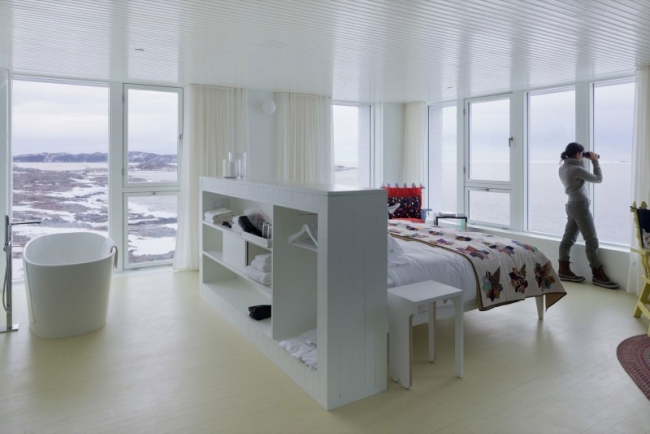 87-idées-chambre-coucher-moderne-touche-design-armoire-petite-bois-blanc-grand-lit-baignoire idées chambre à coucher