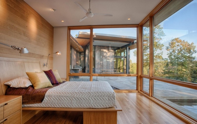 87-idées-chambre-coucher-moderne-touche-design-bois-revêtement-mural-sol-table-chevet-vue-terrasse