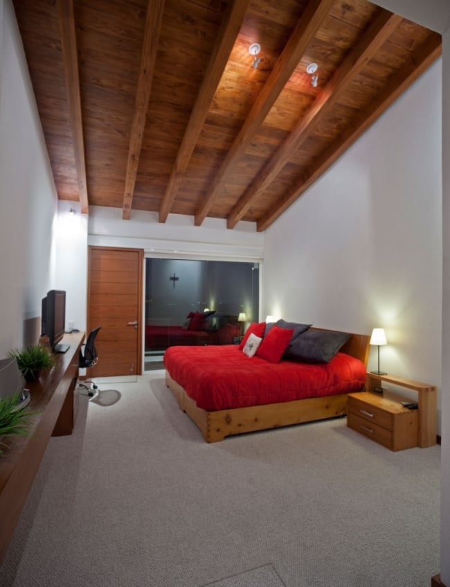 idées chambre à coucher 87-idées-chambre-coucher-moderne-touche-design-cadre-lit-bois-table-chevet-bois-linge-lit-rouge-plafond-bois